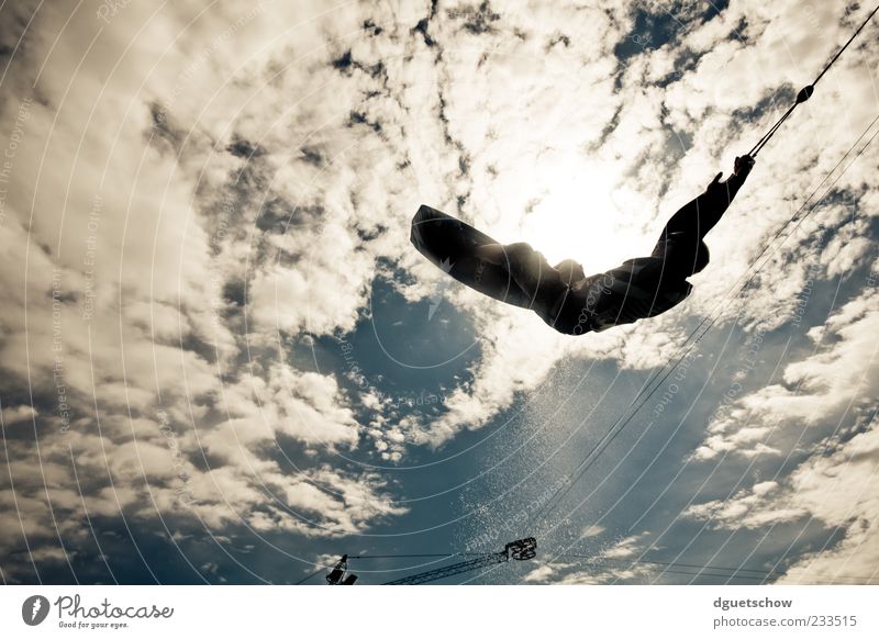 S-Bend Sport Wassersport Sportler Himmel Wolken fliegen Freude Farbfoto Außenaufnahme Tag Licht Sonnenlicht Gegenlicht Starke Tiefenschärfe Froschperspektive