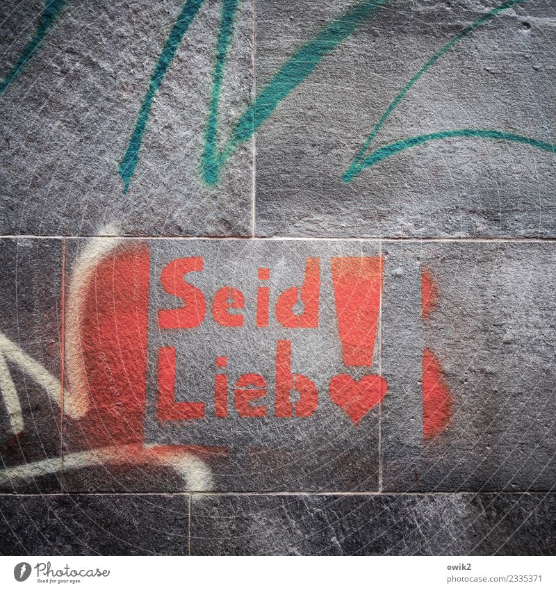 Sozialromantik Lüneburg Niedersachsen Mauer Wand Stein Zeichen Schriftzeichen Graffiti fest grau rot türkis Herz Ausrufezeichen Appell Wunsch Wunschtraum