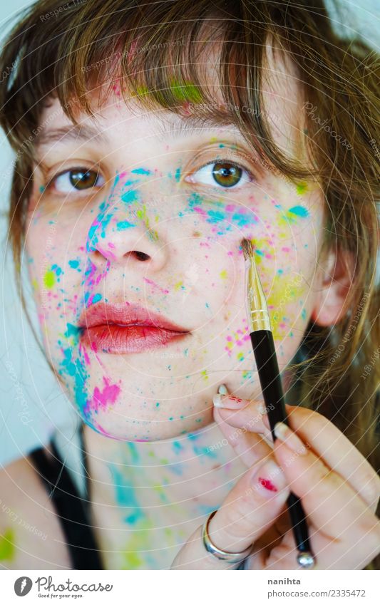 Junge Frau bemalt ihr Gesicht Stil Design schön Haut Schminke Mensch feminin Jugendliche 1 18-30 Jahre Erwachsene Kunst Künstler Maler Kunstwerk Gemälde brünett