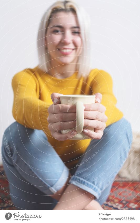 Eine Frau gibt dir eine Tasse heißen Kaffee. Frühstück Getränk Heißgetränk Tee Freude Glück schön Winter Mensch feminin Junge Frau Jugendliche Erwachsene Hand 1