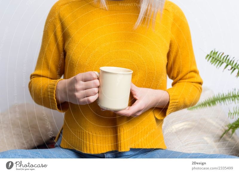 Fröhliche junge Frau hält eine Tasse Tee oder Kaffee. Frühstück Getränk Heißgetränk Espresso Topf Lifestyle Stil Glück schön Gesicht Erholung Business Mensch