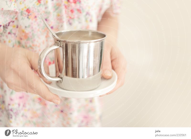 kaffee... Getränk Heißgetränk Kakao Kaffee Teller Tasse Becher Löffel Mensch Frau Erwachsene Hand stehen Freundlichkeit positiv verwöhnen Farbfoto Innenaufnahme
