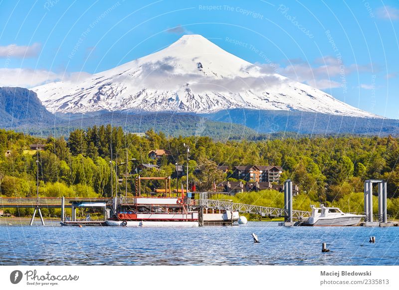 Villarrica Vulkan von Pucon, Chile aus gesehen. Ferien & Urlaub & Reisen Tourismus Ausflug Abenteuer Expedition Schnee Natur Landschaft Himmel Baum Wald See