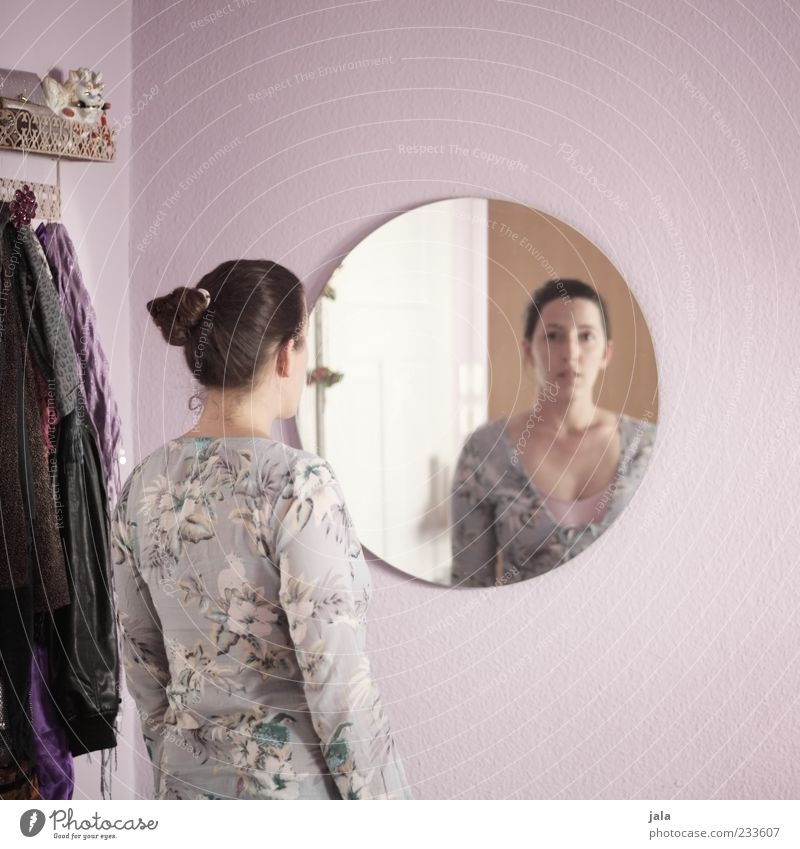 anblick Häusliches Leben Wohnung Spiegel Mensch Frau Erwachsene 1 30-45 Jahre Bekleidung Accessoire brünett langhaarig Zopf Blick stehen Spiegelbild Aussehen