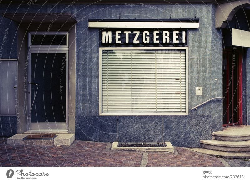 darf's sonst noch was sein? Winterthur Dorf Menschenleer Haus Gebäude Treppe Fenster Tür Schaufenster Eingang Schriftzeichen Schilder & Markierungen Metzgerei