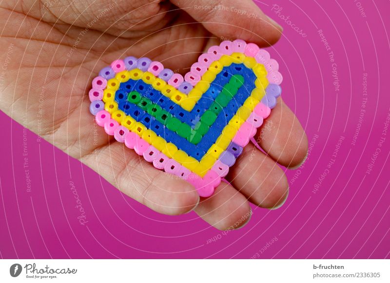 Herz aus Bügelperlen Hand Finger 30-45 Jahre Erwachsene Kunststoff Zeichen festhalten Fröhlichkeit rosa Sympathie Freundschaft Liebe herzförmig zeigen Muster