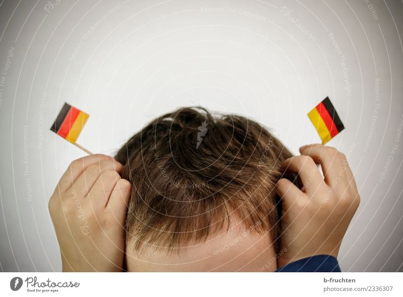 Kopf mit kleinen Deutschland-Fähnchen Junge Hand 3-8 Jahre Kind Kindheit kurzhaarig Fahne gebrauchen Bewegung festhalten Spielen frech Fröhlichkeit loyal