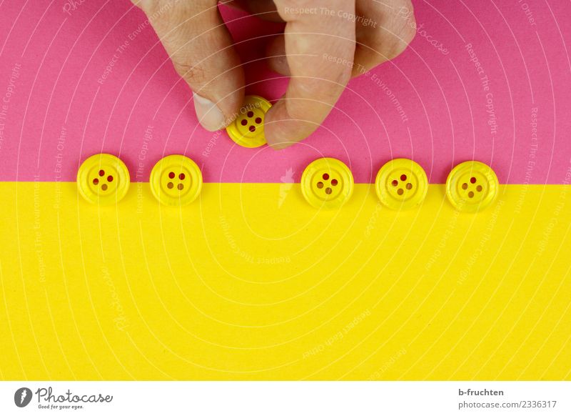 Da waren's nur noch fünf Team Finger berühren Bewegung festhalten liegen Unendlichkeit gelb rosa Toleranz gleich Problemlösung Symmetrie Knöpfe Reihe mehrheit
