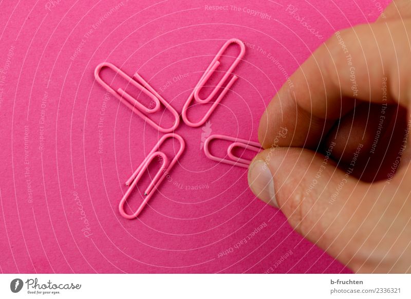 vier Büroklammern zusammenlegen Finger wählen festhalten Kommunizieren Zusammensein feminin rosa einzigartig Genauigkeit Zufriedenheit gleich Team Teamwork