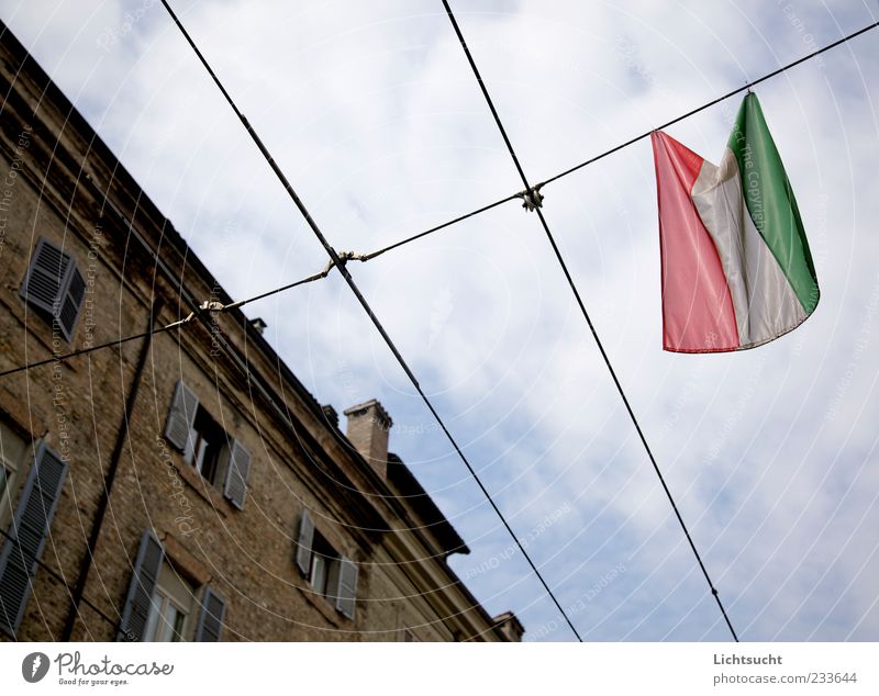 150 Jahre Italien Nationalflagge Fahne Parma Italienisch Altstadt Architektur Fassade Zeichen hell Klischee blau Treue Heimweh Stolz eitel Gefühle Identität