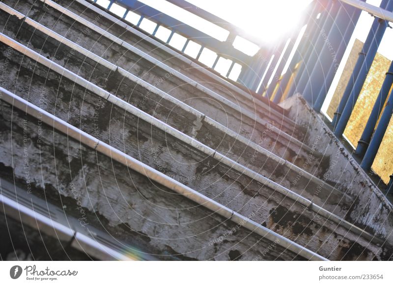 Stolpergefahr Treppe Geländer blau gelb grau weiß blenden Farbfoto Außenaufnahme Detailaufnahme Menschenleer Tag Licht Reflexion & Spiegelung Lichterscheinung