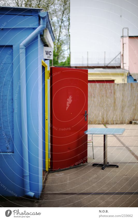 Mal müssen Sommer Strandbar Fassade Außentoilette blau rot Toilette Farbfoto Außenaufnahme Textfreiraum oben Tag mehrfarbig Tür offen Tisch Fallrohr