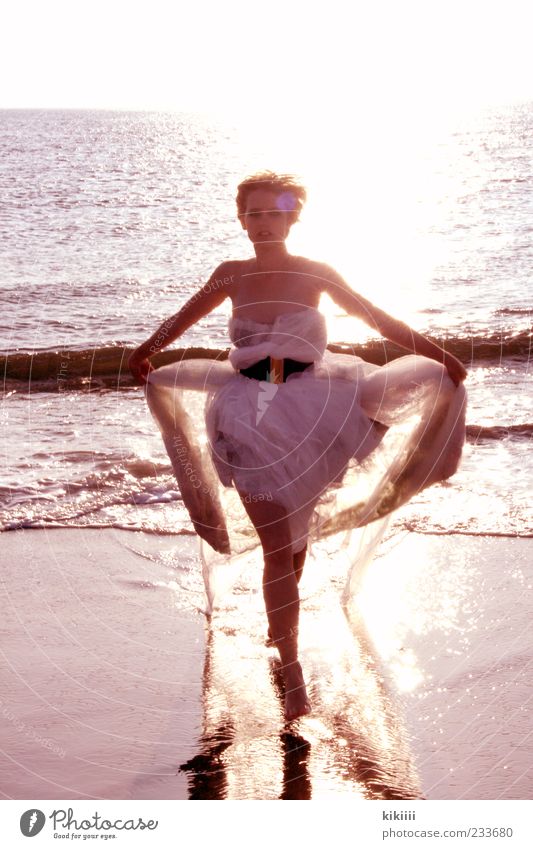 Auf mich zu Freude Haare & Frisuren Freiheit Strand Meer Wellen Junge Frau Jugendliche 1 Mensch Sand Wasser Mode Kleid Gürtel blond kurzhaarig rennen festhalten