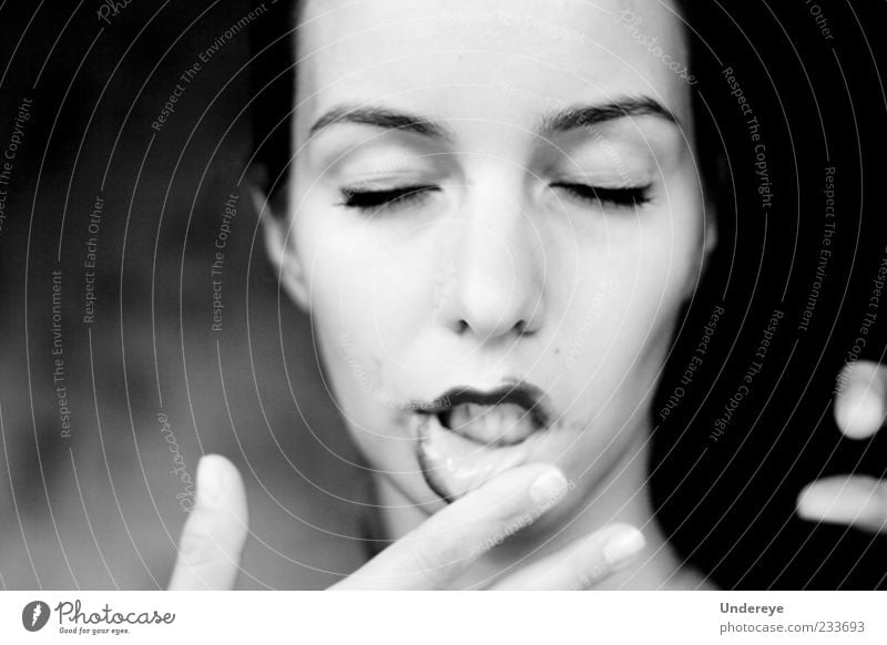 Pflichtlippen Mensch Frau Erwachsene Jugendliche Kopf Lippen Finger 1 18-30 Jahre schön schwarz weiß Schwarzweißfoto Außenaufnahme Nahaufnahme