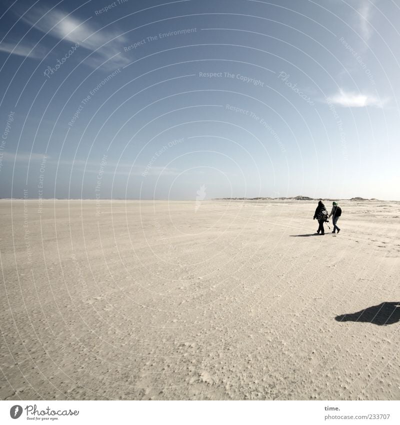 Spiekeroog | Das Ziel ist im Weg Ferne Strand Frau Erwachsene 2 Mensch Sand Himmel Wolken Horizont Küste ästhetisch Zusammensein blau Gefühle Zufriedenheit