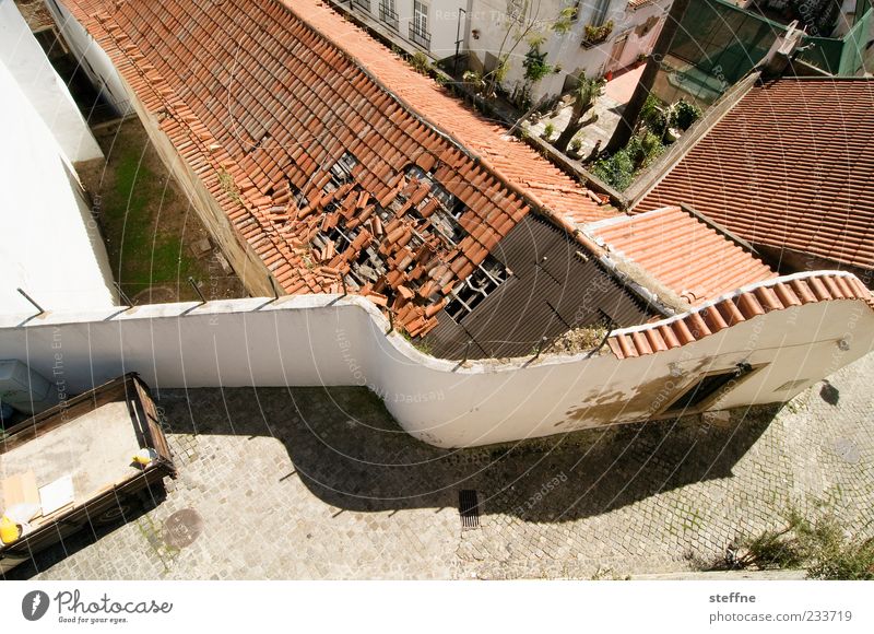 Dachschaden Sonne Sommer Schönes Wetter Lissabon Portugal Hauptstadt Altstadt Haus Ruine Mauer Wand kaputt Vergänglichkeit Alfama Farbfoto Wandel & Veränderung