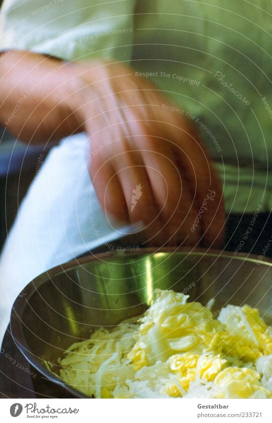 Mach mich an. Salat Salatbeilage Ernährung Schalen & Schüsseln Beruf Küche Dienstleistungsgewerbe Gastronomie Frau Erwachsene Haut Hand 1 Mensch 45-60 Jahre