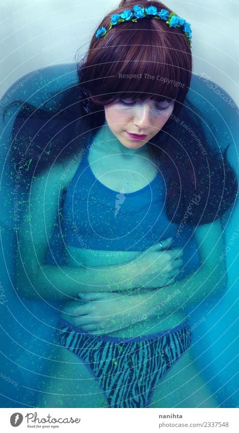 künstlerisches Porträt einer jungen Frau unter blauem Wasser elegant Stil exotisch schön Körperpflege Haare & Frisuren Schminke Sinnesorgane Erholung Badewanne