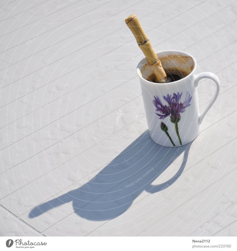 Gewitterkaltes Kaffee Getränk Heißgetränk Tasse Löffel Tisch heiß schwarz Kaffeelöffel Guten Tag Schatten Regenwasser Tropfen Farbfoto Außenaufnahme Nahaufnahme
