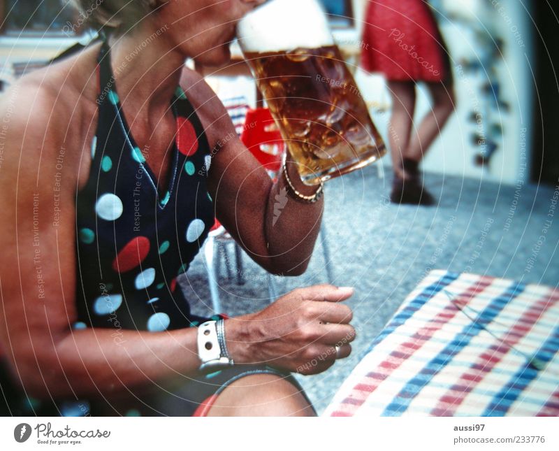 Then someone suggested an orgy.... Bier Freibier Dame trinken Alkohol Oktoberfest Bayern Unschärfe 1 sitzen Biergarten Frau typisch Oberkörper anonym Bierglas