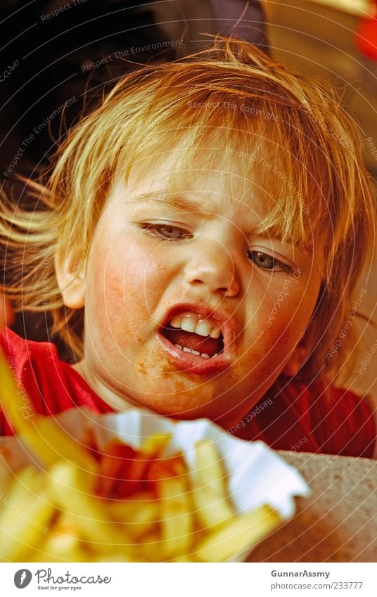 Voller Einsatz vintage Pommes frites Essen Fastfood pappschale Freude Gesicht Kind Kleinkind Mädchen Kindheit Kopf Zähne 1 Mensch 1-3 Jahre authentisch niedlich