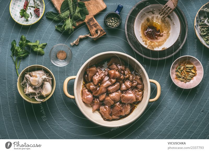 Topf mit marinierten Hähnchenfleisch Lebensmittel Fleisch Kräuter & Gewürze Öl Ernährung Mittagessen Abendessen Bioprodukte Diät Geschirr Schalen & Schüsseln