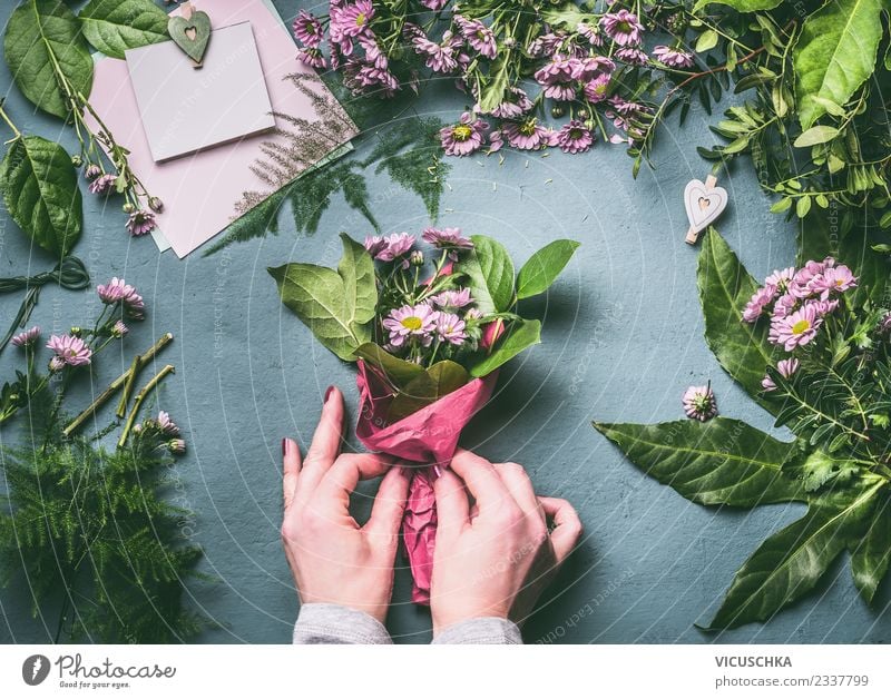 Blumenstrauß verpacken Schritt für Schritt 4 elegant Stil Design Freizeit & Hobby Tisch Veranstaltung Feste & Feiern Mensch feminin Frau Erwachsene Hand Pflanze