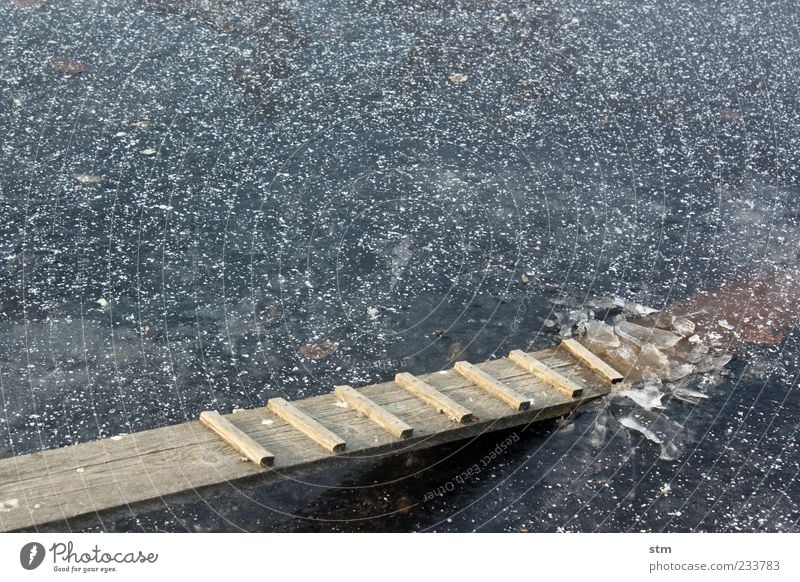 das eis ist gebrochen Wasser Winter Eis Frost Teich See dreckig Flüssigkeit kalt kaputt nass blau ententreppe gefroren Durchbruch Eisscholle Eisschicht Farbfoto