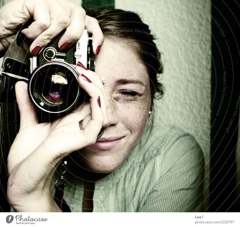 sag mal schieeeß! Fotokamera feminin Junge Frau Jugendliche Kopf Hand Sommersprossen brünett Fingernagel 1 Mensch Lächeln entdecken Genauigkeit Fotografieren