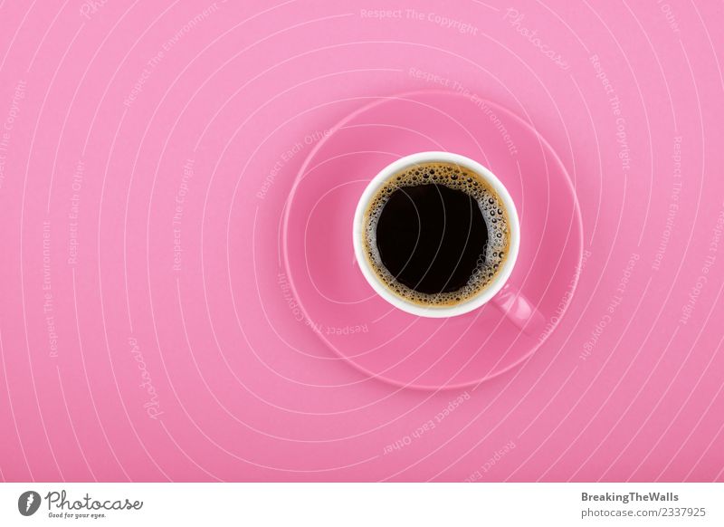 Nahaufnahme von schwarzem Kaffee in einer Tasse über rosa Hintergrund Kaffeetrinken Getränk Heißgetränk Espresso americano schwarzer Kaffee Becher Untertasse