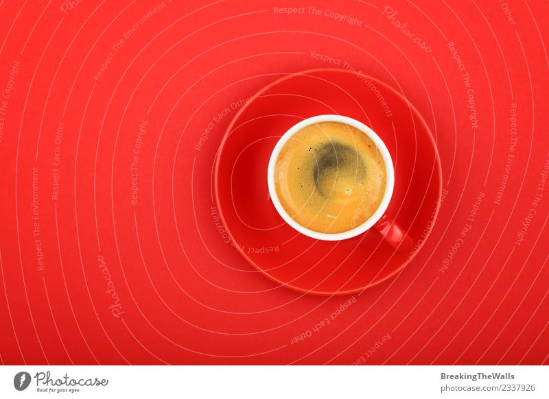 Nahaufnahme Espressotasse über rotem Hintergrund Ernährung Frühstück Kaffeetrinken Diät Getränk Heißgetränk americano schwarzer Kaffee Becher Untertasse Papier