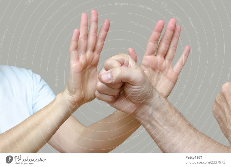 Frau hat abwehrend beide Hände gegen eine Mann erhoben der sie mit geballten Fäusten bedroht. Detailaufnahme der Hände. Mensch maskulin feminin Erwachsene Arme