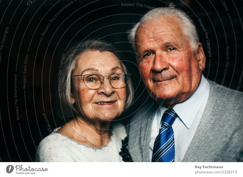 Lächelndes Seniorenpaar Lifestyle Gesundheit Seniorenpflege harmonisch Wohlgefühl Zufriedenheit Mensch Weiblicher Senior Frau Männlicher Senior Mann 2