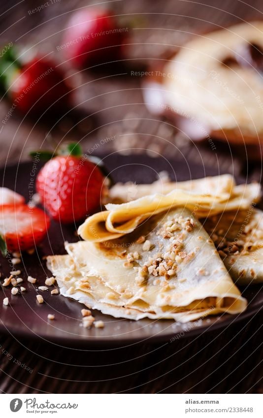 Crepes mit Schokocreme und Erdbeeren Crêpe Pfannkuchen Pancake Rocks Schokolade Nussnugatcreme Lebensmittel Gesunde Ernährung Speise Foodfotografie Essen