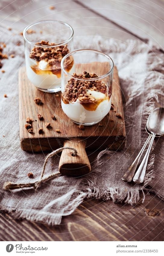 Joghurt mit Honig und Granola Ernährung Gesunde Ernährung Speise Essen Foodfotografie granola Müsli knuspermüsli Milcherzeugnisse Snack Frühstück rustikal