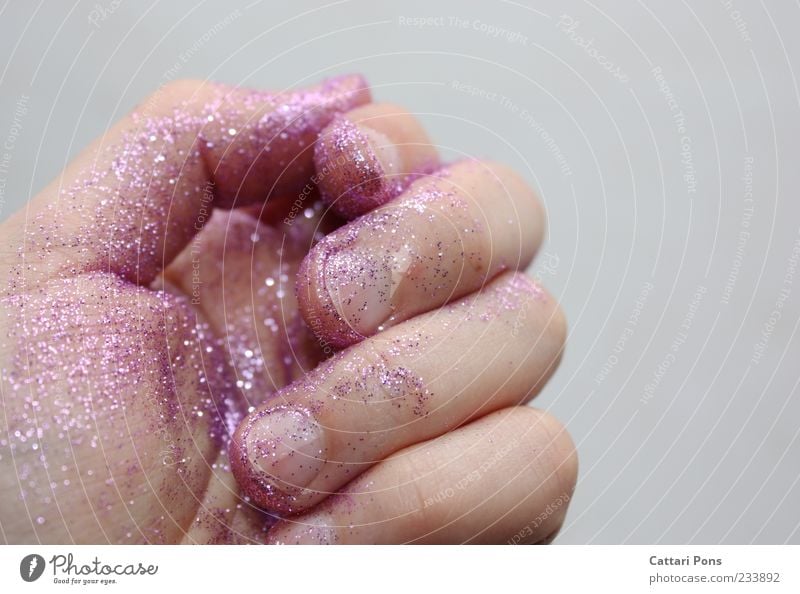 Pixiedust Hand Finger Daumen Fingernagel Kunststoff berühren festhalten glänzend Spielen einfach nah violett rosa Vertrauen Inspiration Wert Glitter zart sanft