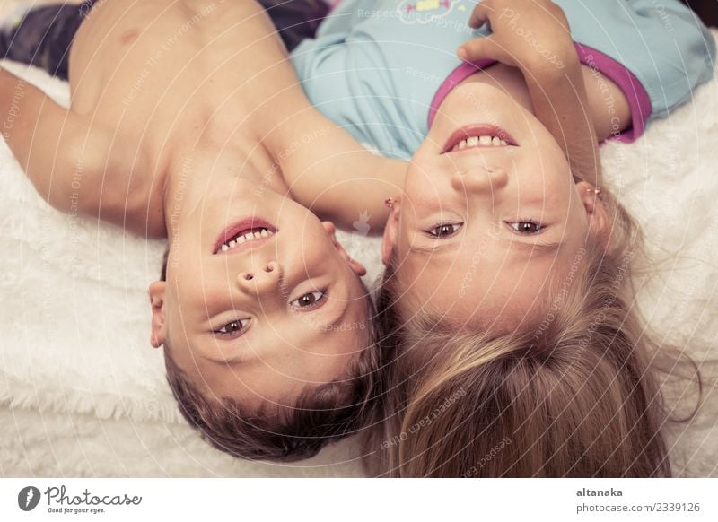 Lovely Bruder und Schwester im Bett zu Hause liegen. Konzept von Bruder und Schwester zusammen für immer Lifestyle Freude Glück schön Gesicht Erholung Spielen