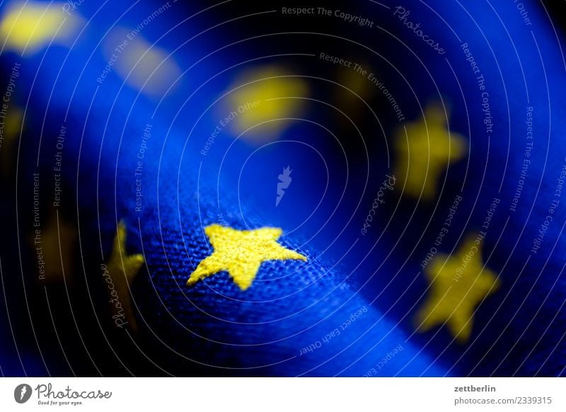 Europa again Europafahne Europa Parlament Fahne Stoff Wahrzeichen Stern (Symbol) Bündnis Falte Beule Wellen gelb blau Textfreiraum Menschenleer