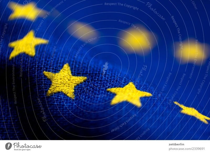Europafahne Europa Parlament Fahne Stoff Wahrzeichen Stern (Symbol) Bündnis Falte Beule Wellen gelb blau Textfreiraum Menschenleer