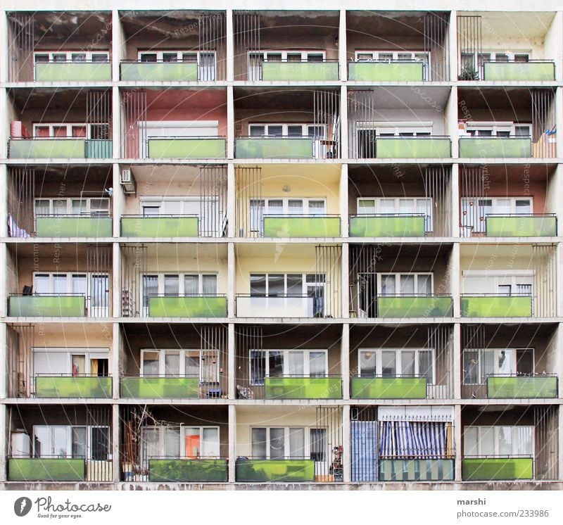 Schöner Wohnen Stadt Stadtrand Haus Mauer Wand Fassade Fenster alt Lebensraum Häusliches Leben eng Balkon Budapest Lebensqualität Wohnung Gebäude Architektur