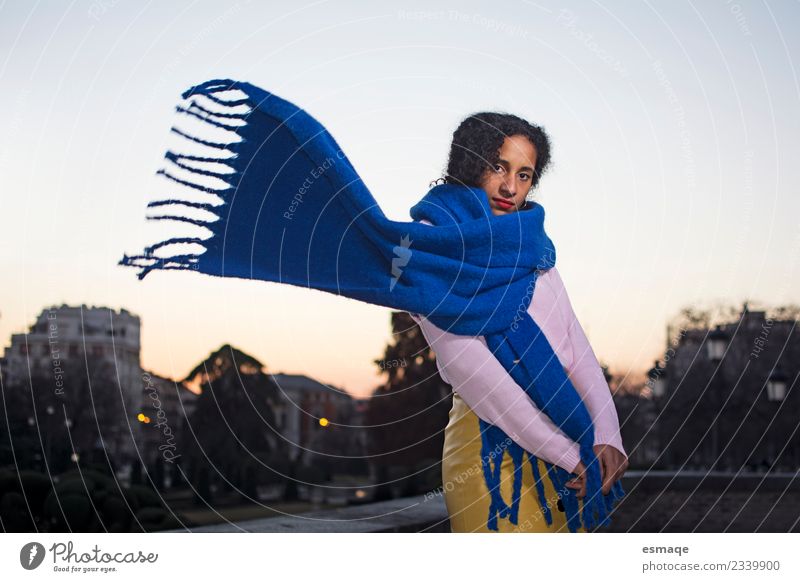 Junges Mulattenmädchen mit Schal in der Nachstadt Lifestyle Stil exotisch Freude Gesundheit feminin Junge Frau Jugendliche Dorf Kleinstadt Stadt frisch