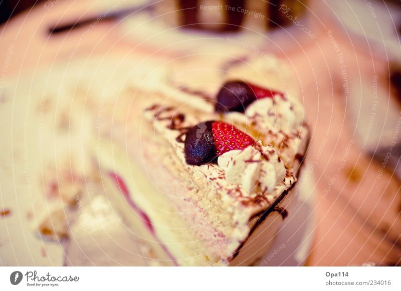 Sahneschnitte Lebensmittel Kuchen Dessert Süßwaren Ernährung lecker rosa rot schwarz weiß Farbfoto mehrfarbig Innenaufnahme Nahaufnahme Detailaufnahme
