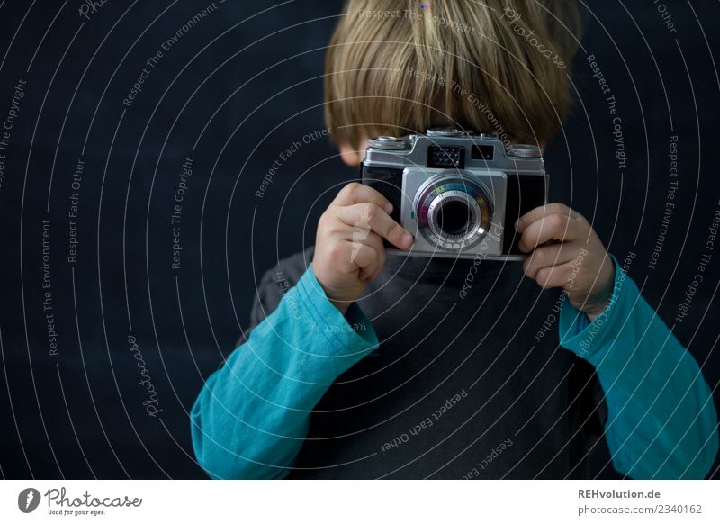 Kind will ein Foto machen Junge Kindheit Freizeit & Hobby Fotografieren Fotokamera Porträt Unschärfe Tag Kreativität Idee schwarz blau natürlich klein Coolness