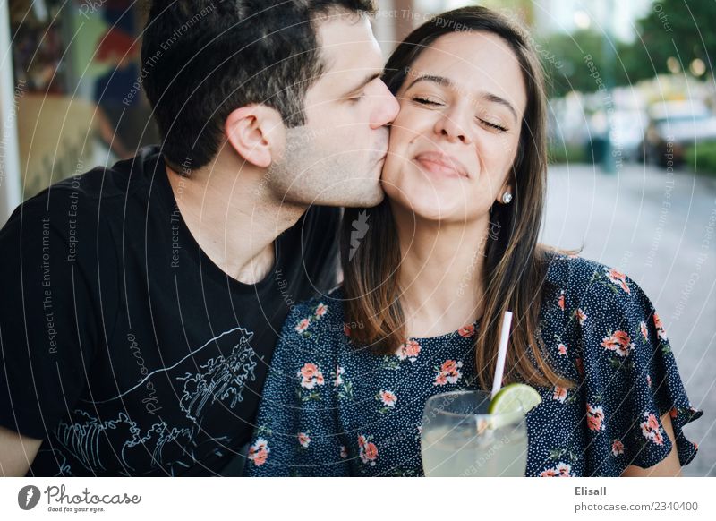 Süßes junges Paar küssend Lebensmittel Trinkwasser Limonade Lifestyle Wellness Wohlgefühl Ferien & Urlaub & Reisen Tourismus Feste & Feiern Mensch 2 Gefühle