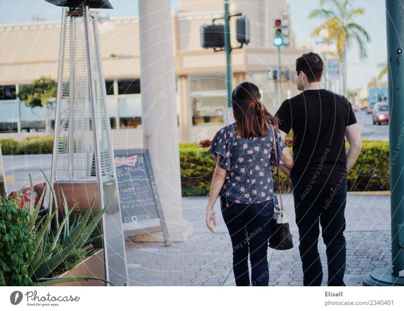 Junges Paar beim Spaziergang durch die Stadt Lifestyle Freude Freizeit & Hobby Mensch Junge Frau Jugendliche Junger Mann Erwachsene Familie & Verwandtschaft