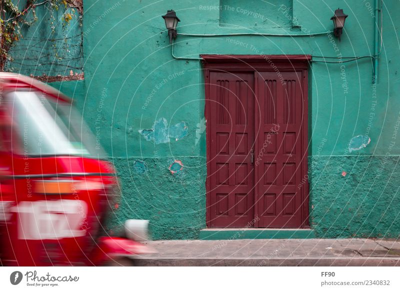 Typisch Guatemala Flores Mittelamerika Stadt Altstadt Haus Tür Wahrzeichen Verkehrsmittel Tuc-Tuc retro braun grün rot türkis mehrfarbig Patina alt Wand