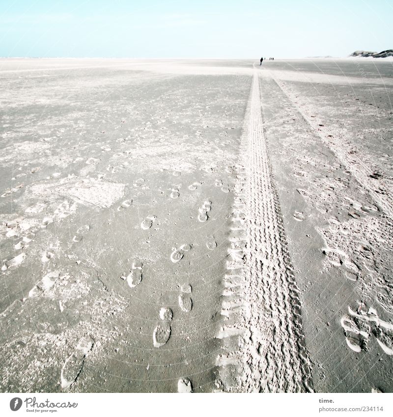 Spiekeroog | Wracksucher Ferne Strand Sand Horizont Fußspur blau Spuren Reifenspuren Abdruck beige Düne Stranddüne Relief Wattenmeer Naturschutzgebiet Farbfoto