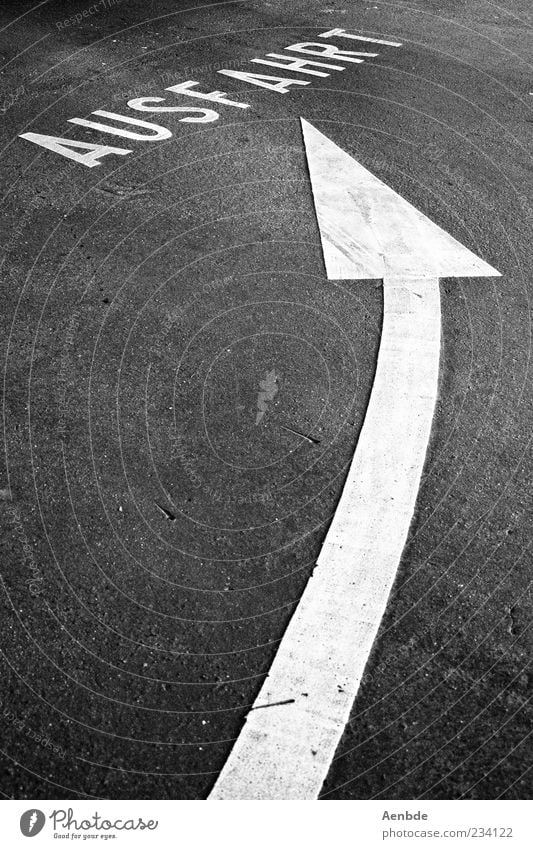 Ausfahrt Parkhaus ästhetisch Ordnung Pfeil Bodenmarkierung Fahrbahnmarkierung graphisch minimalistisch Schlagwort Symbole & Metaphern Asphalt Dynamik Flucht