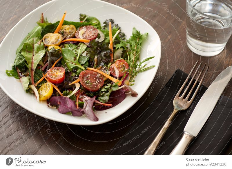 frischer Salat auf schönem Holztisch Gemüse Ernährung Essen Mittagessen Abendessen Vegetarische Ernährung Diät Teller Lifestyle Tisch Küche Restaurant Blatt
