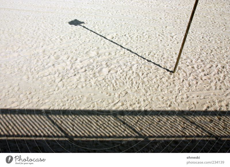 The Beach Sommer Strand Menschenleer Geländer Pfosten Laterne Sand Sehnsucht Einsamkeit Streifen Fußspur Farbfoto Gedeckte Farben Außenaufnahme Muster